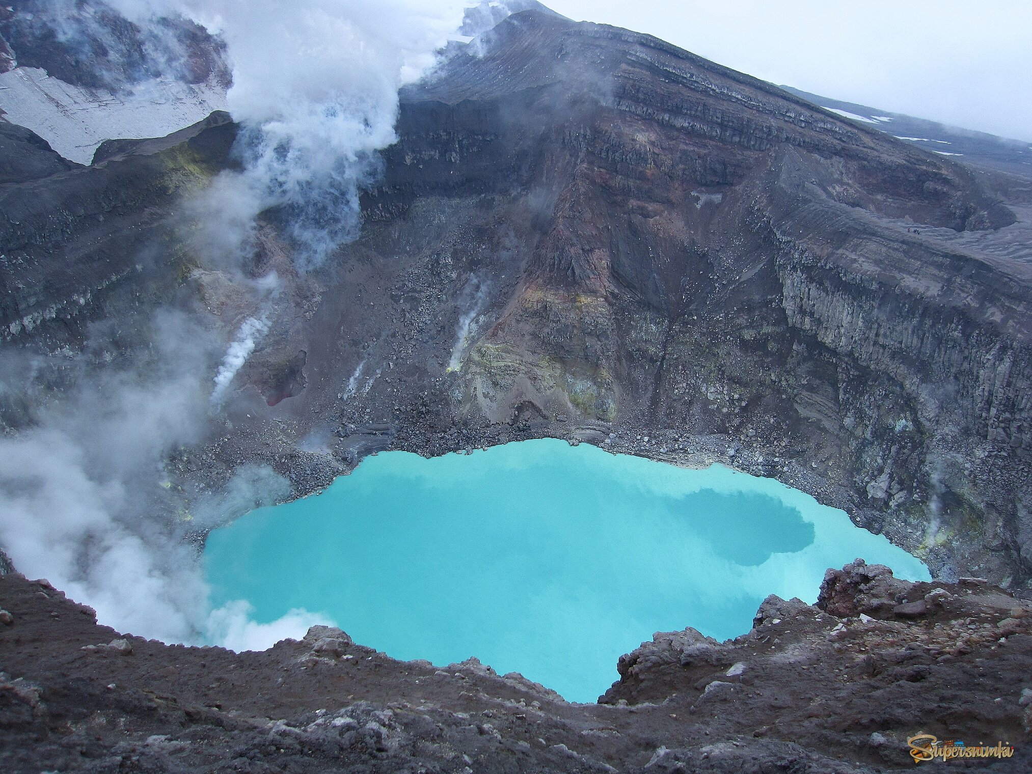 Кислотное озеро в главном кратере вулкана Горелый.