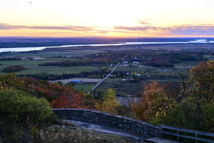 Над полями, над лугами...