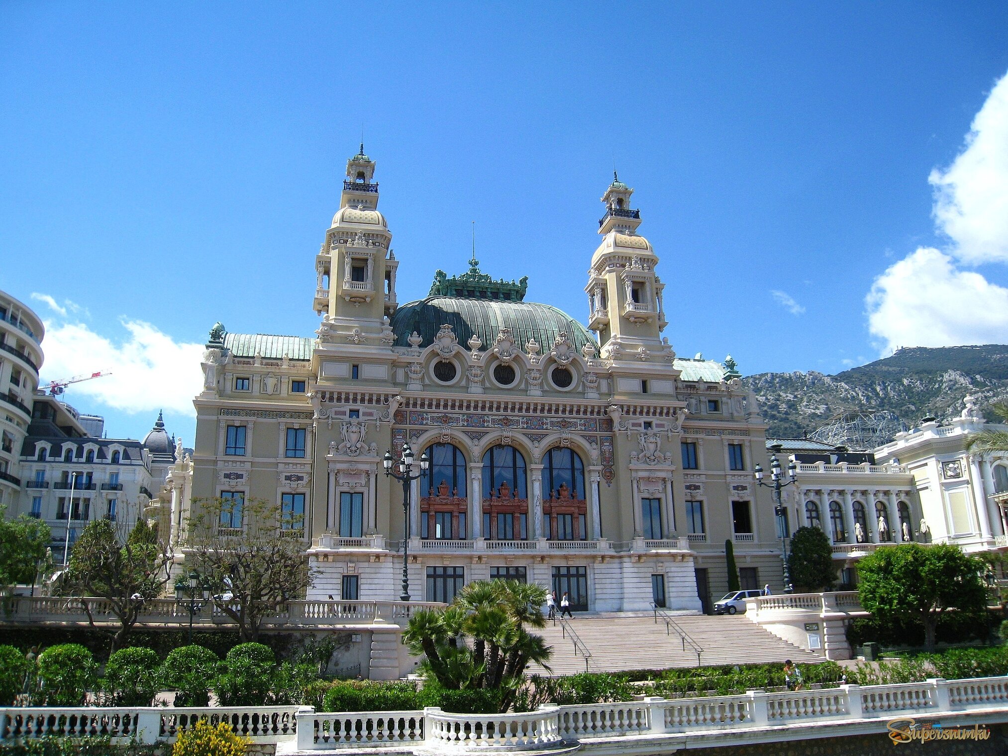 Самое знаменитое казино в мире — Казино Монте-Карло в Монако.