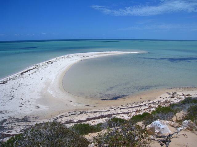Песчаная коса в районе мыса Уэйл-Бон-Пойнт, Западная Австралия.