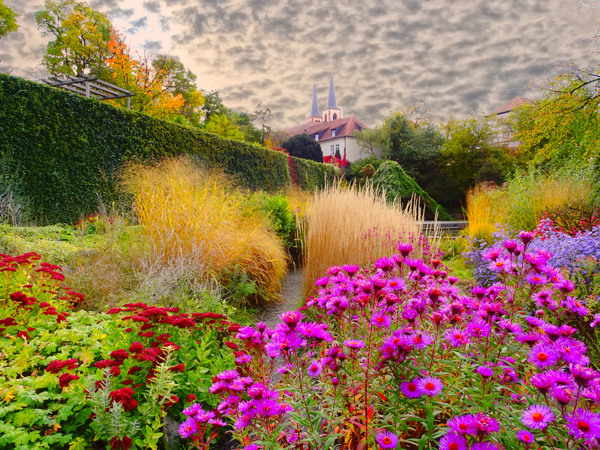 Отцвели уж давно хризантемы в саду.