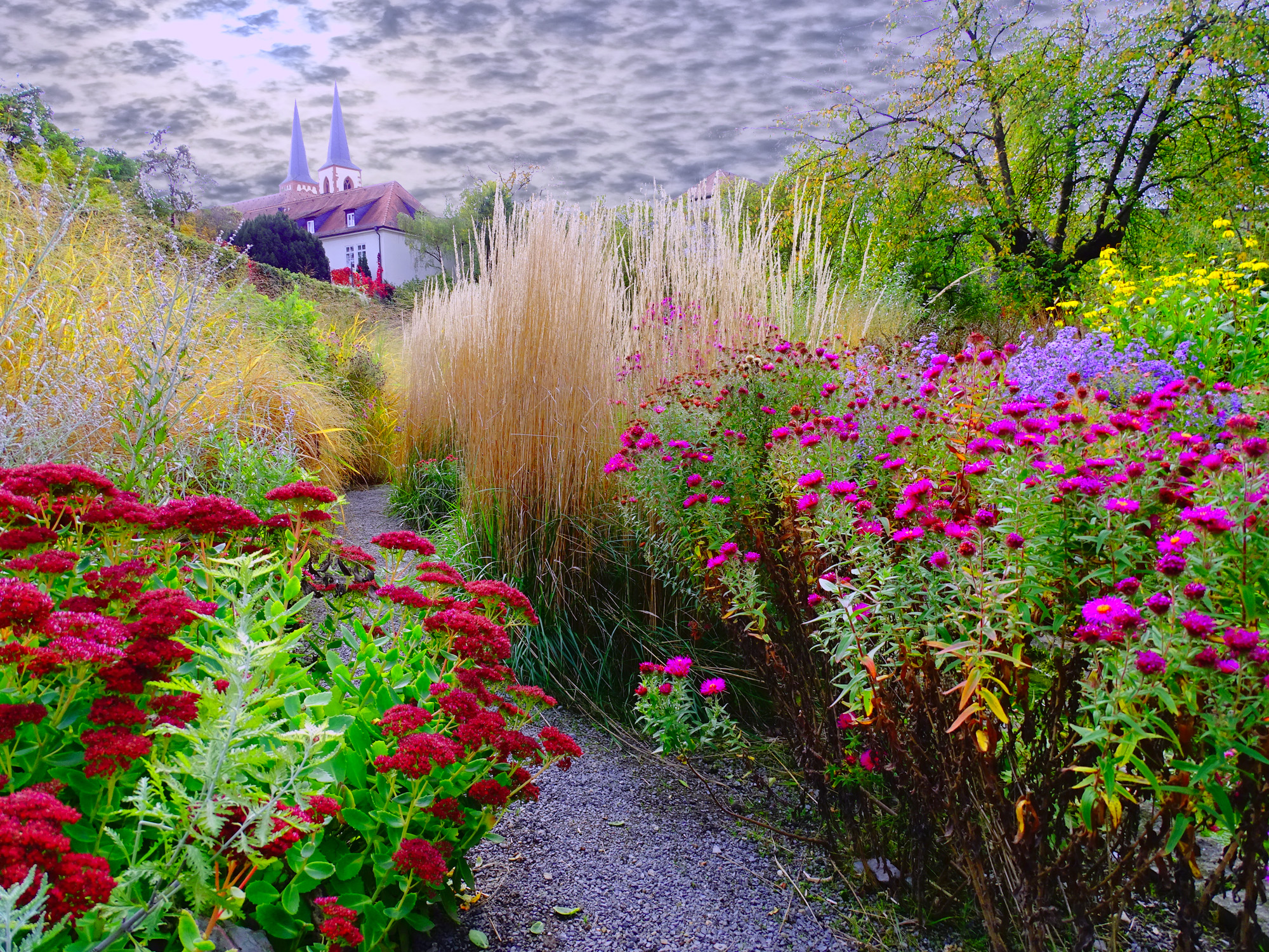 Отцвели уж давно хризантемы в саду.