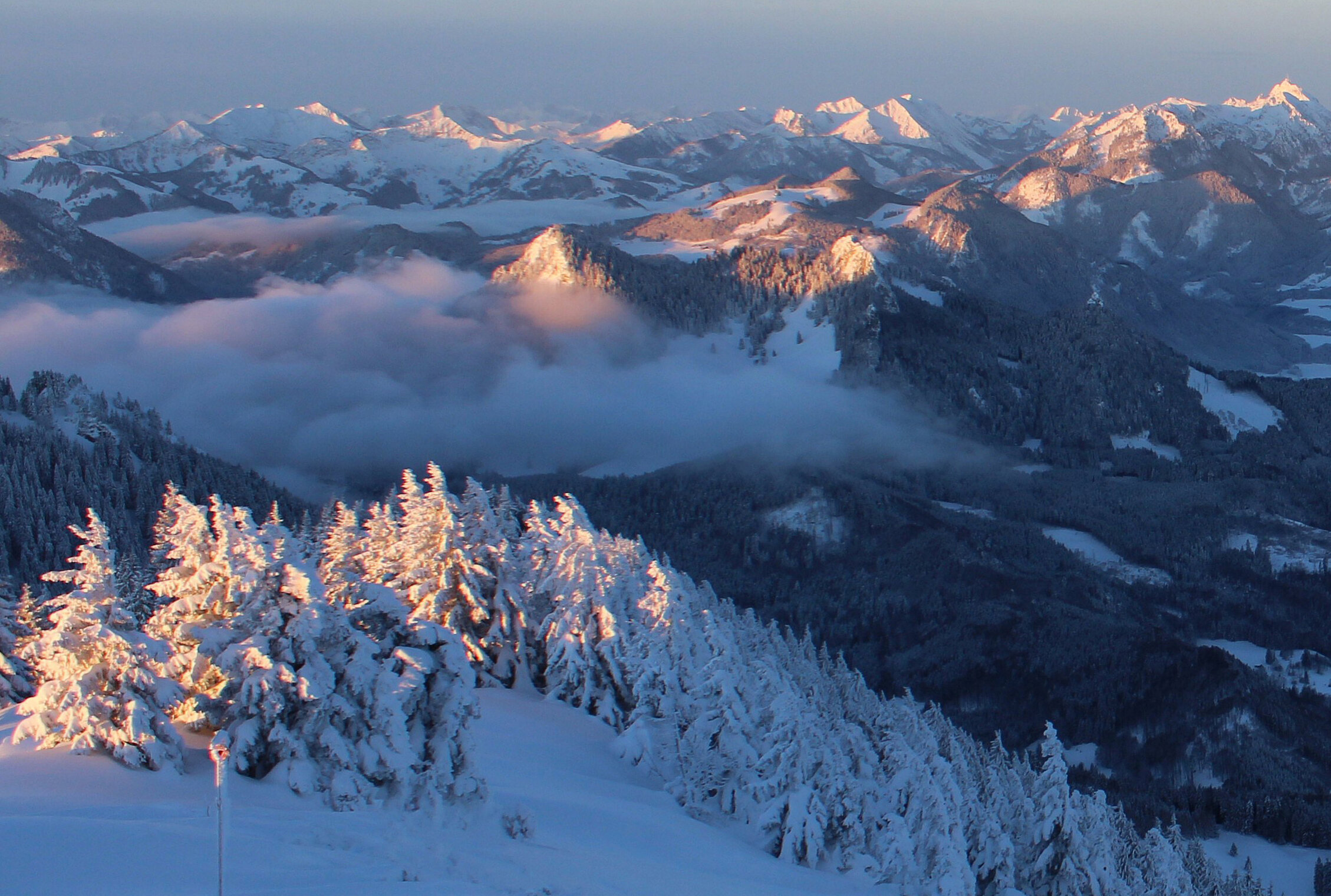 Рассвет коснулся вершин.