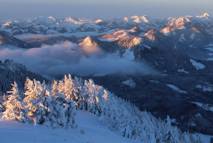 Рассвет коснулся вершин.