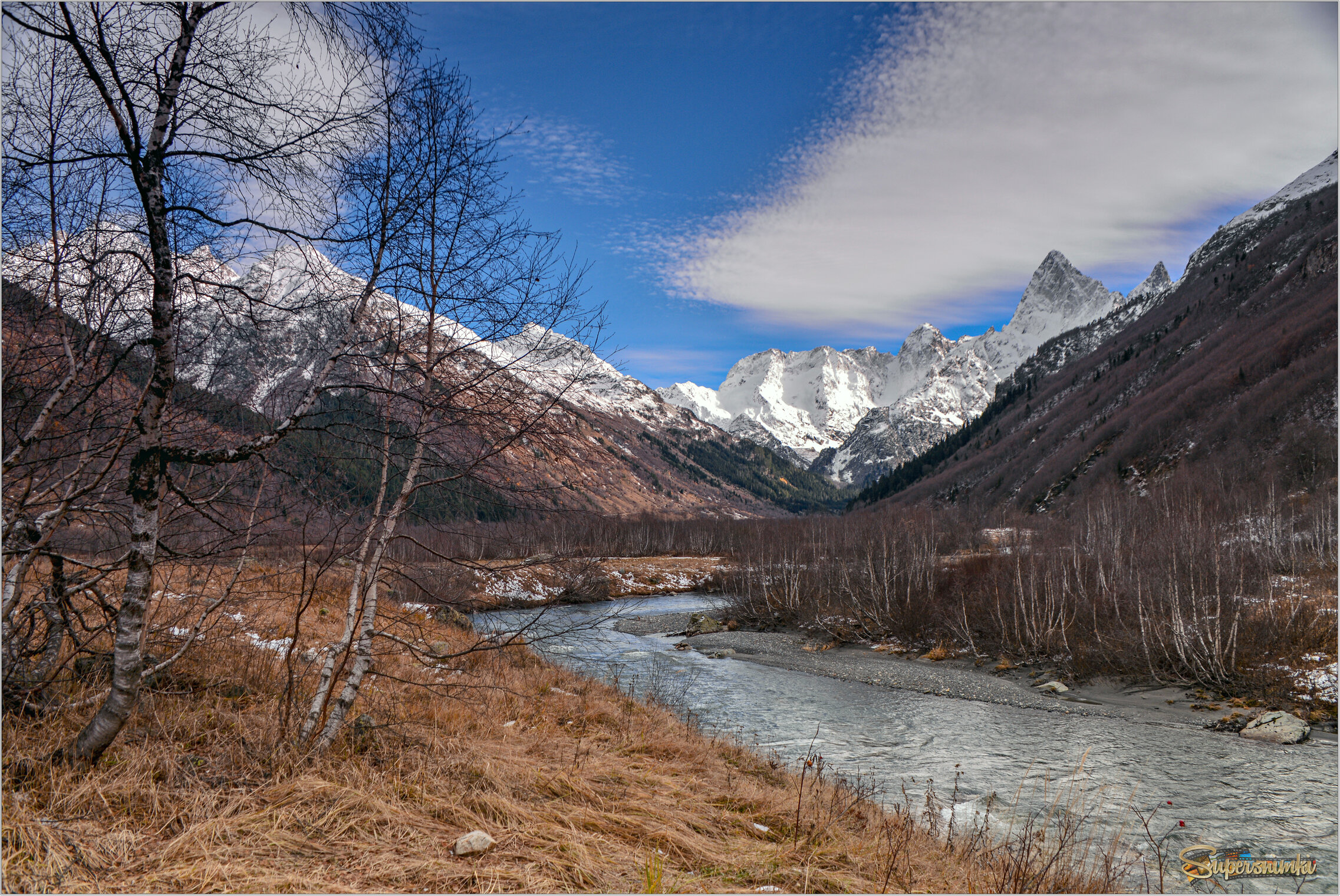 На реке в горном ущелье.