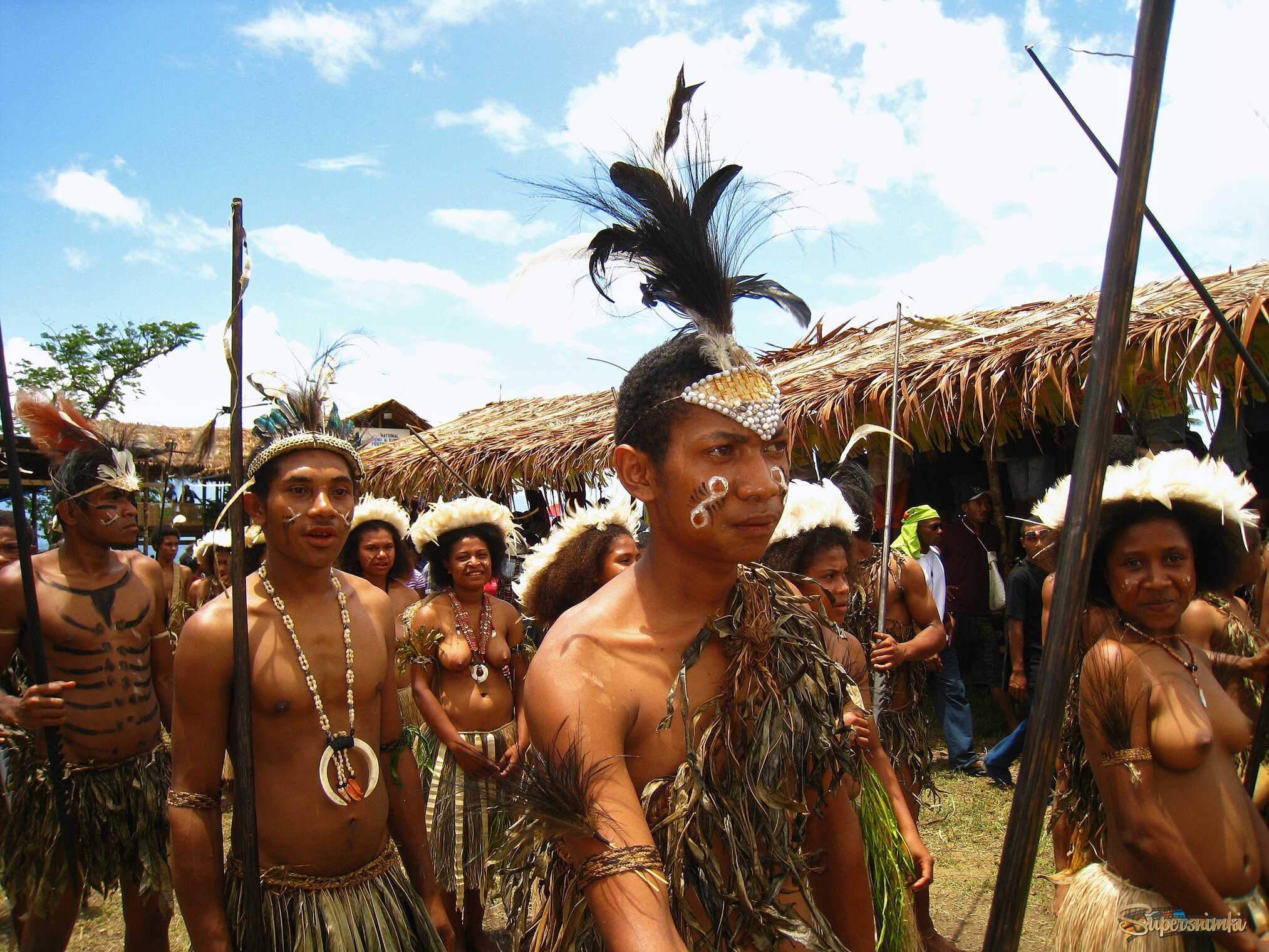 Юноши из из ансамбля народного танца из Папуа-Новой Гвинеи.