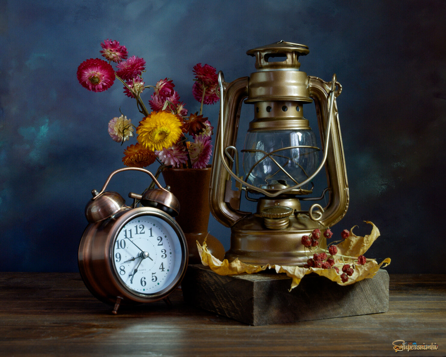 Часы и лампа