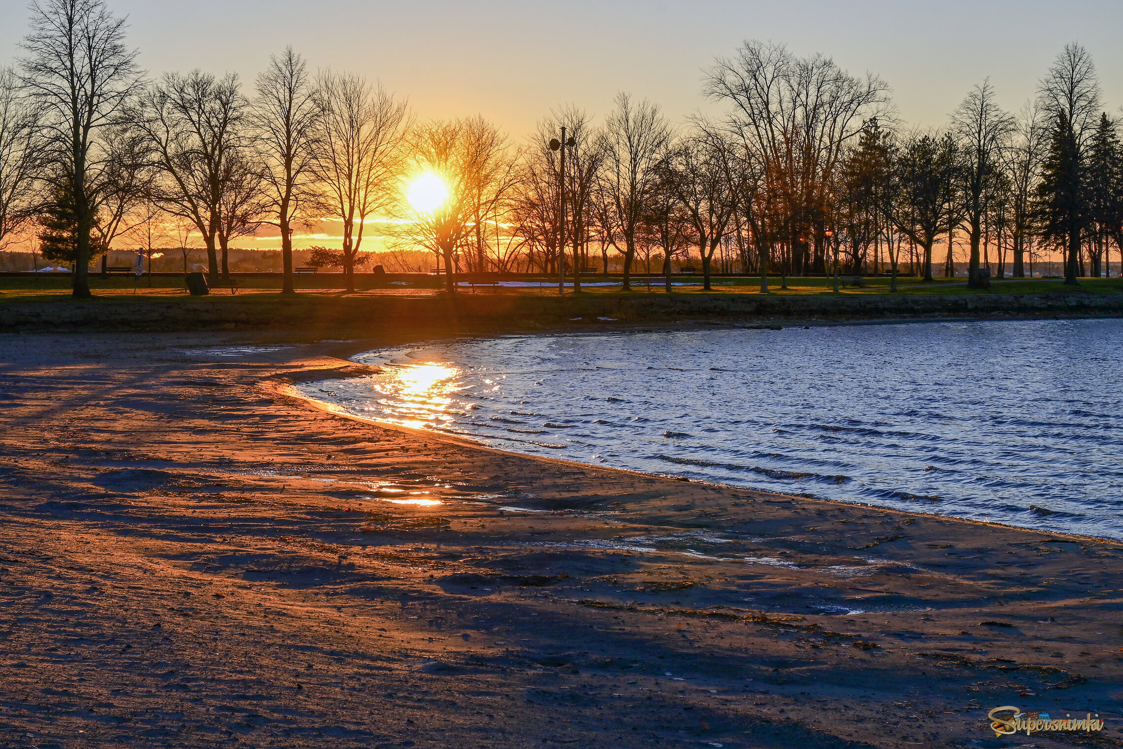Пляж холоден и пустынен