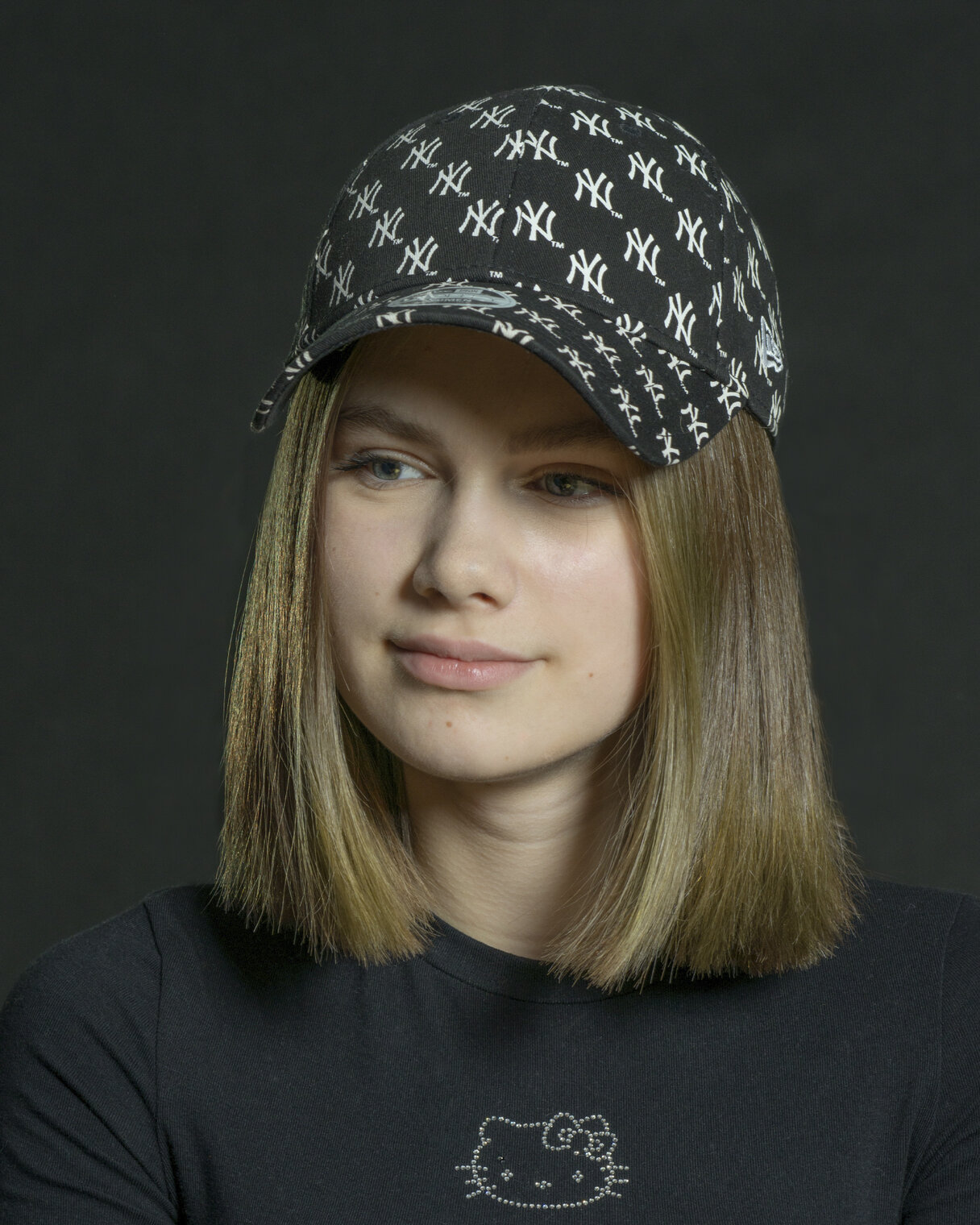 Девушка в бейсболке