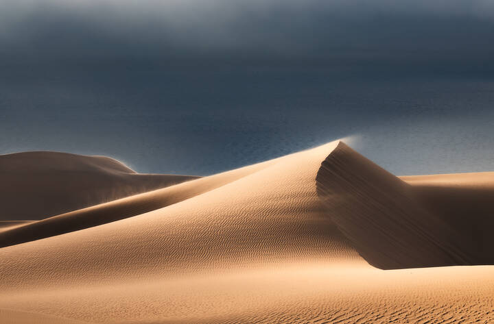Горячий песок и холодное море