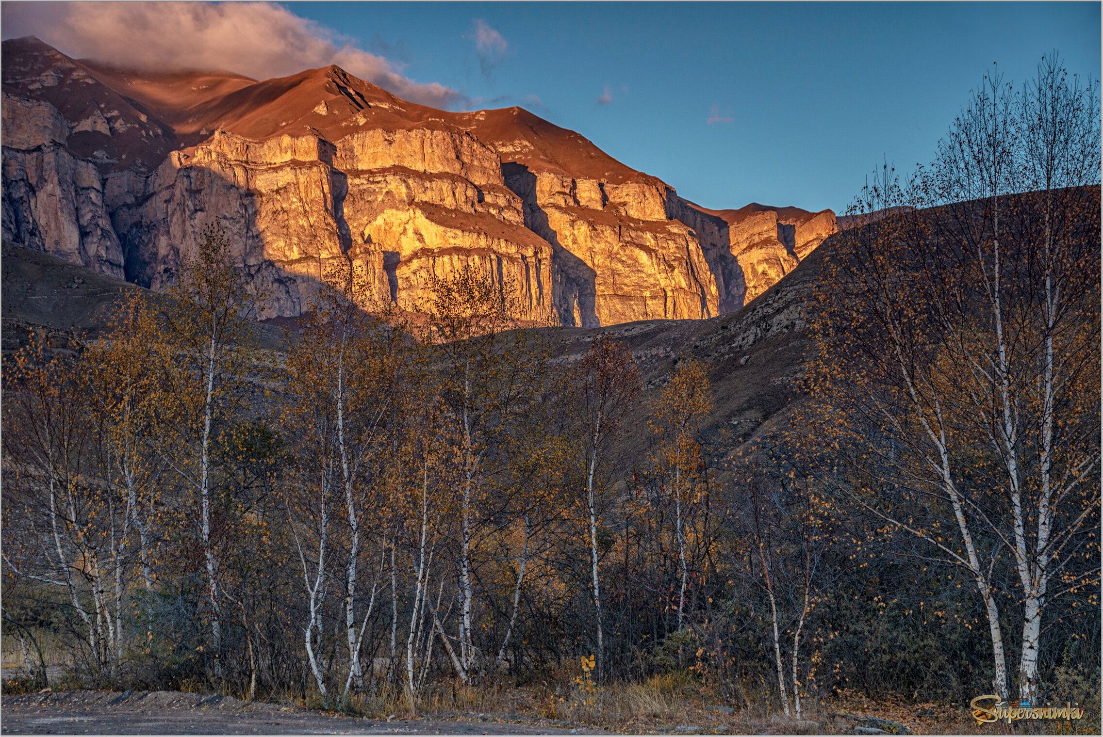 У скал Баксанского ущелья.