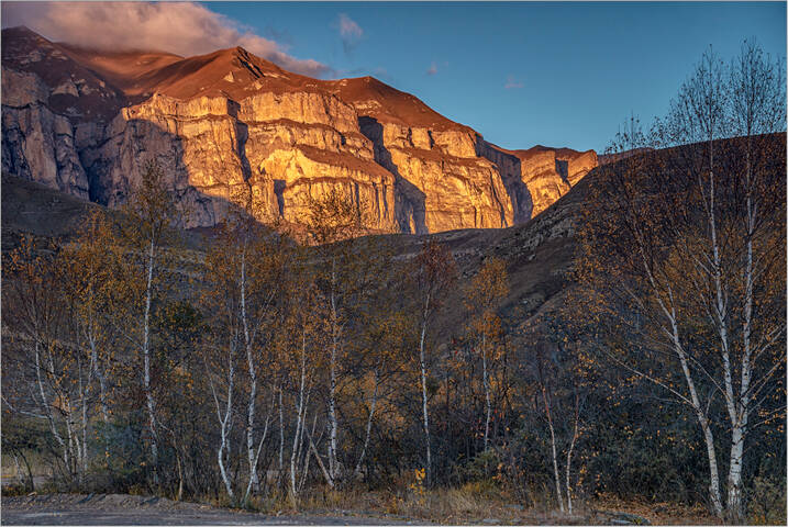 У скал Баксанского ущелья.