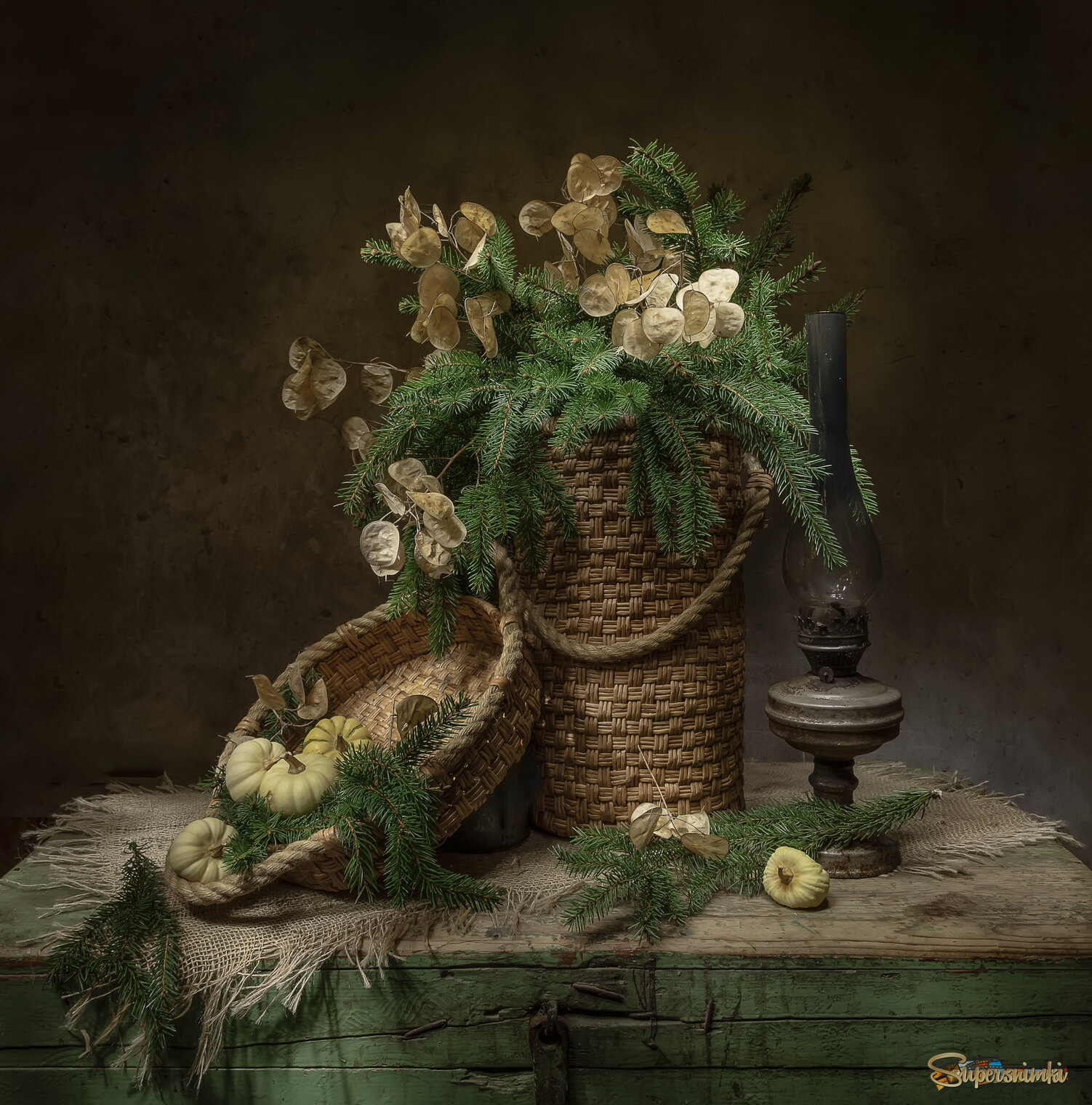 На старом сундуке..