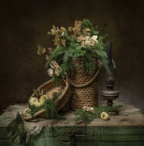 На старом сундуке..