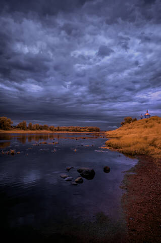 Только небо и река