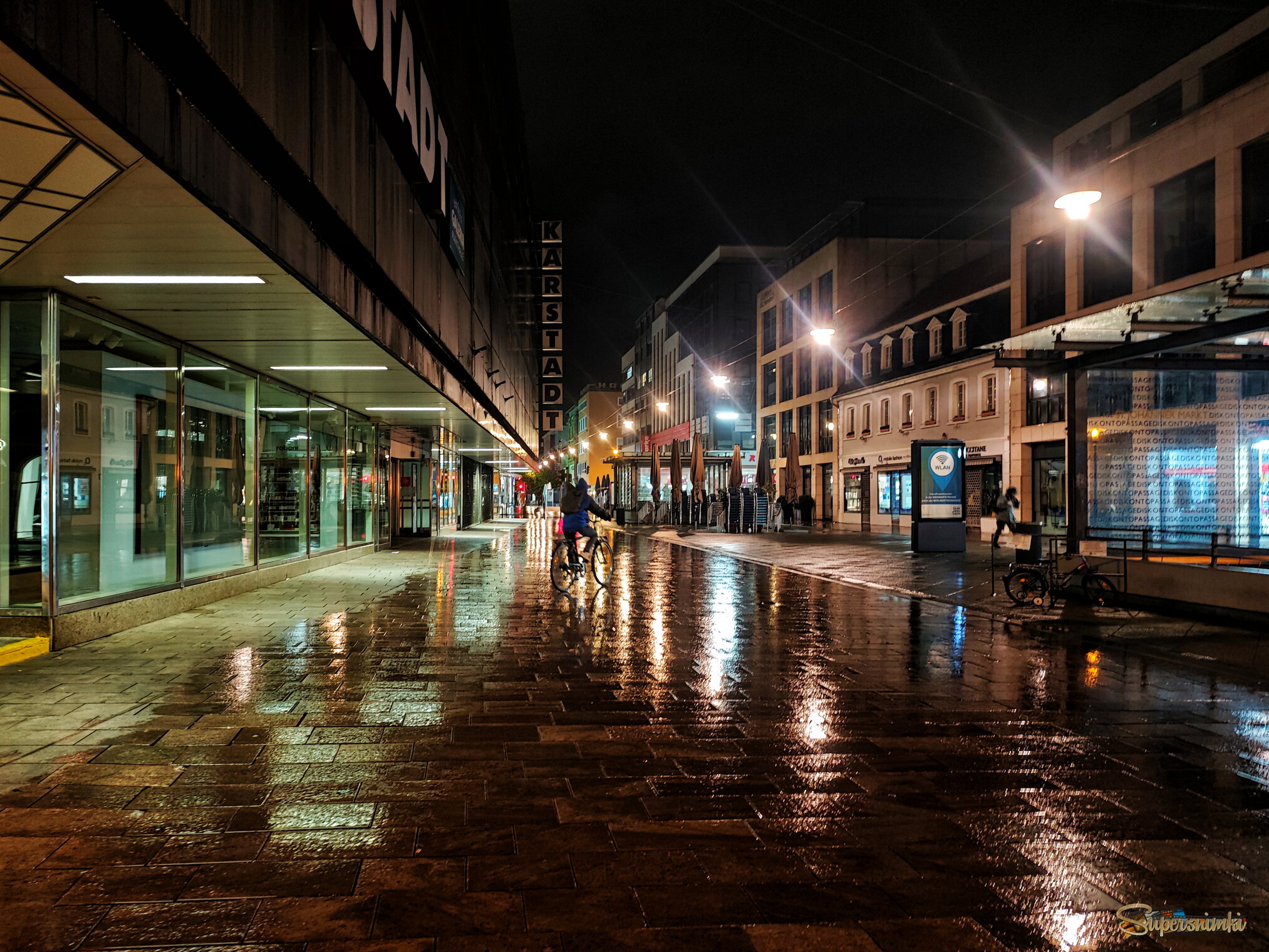 Ночной город в отражении огней..