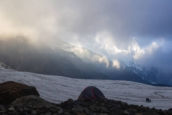 Солнце где-то там