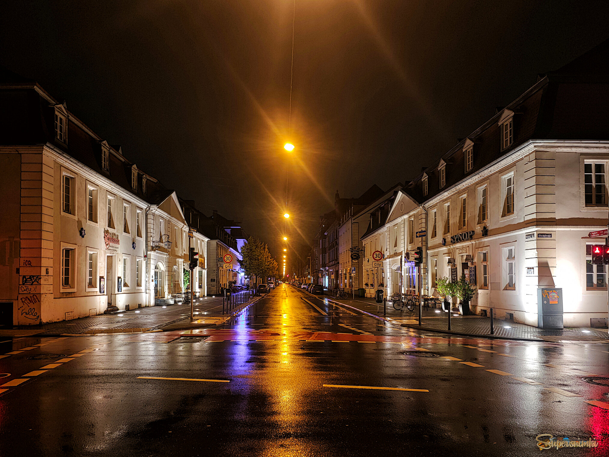 Огни ночного города в отражениях после дождя..