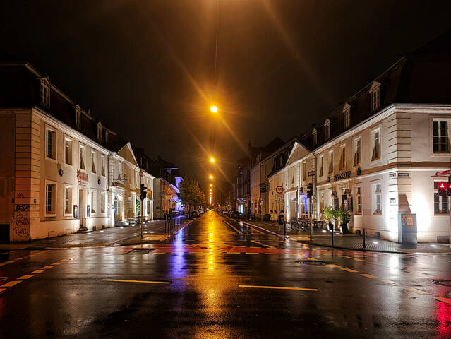 Огни ночного города в отражениях после дождя..
