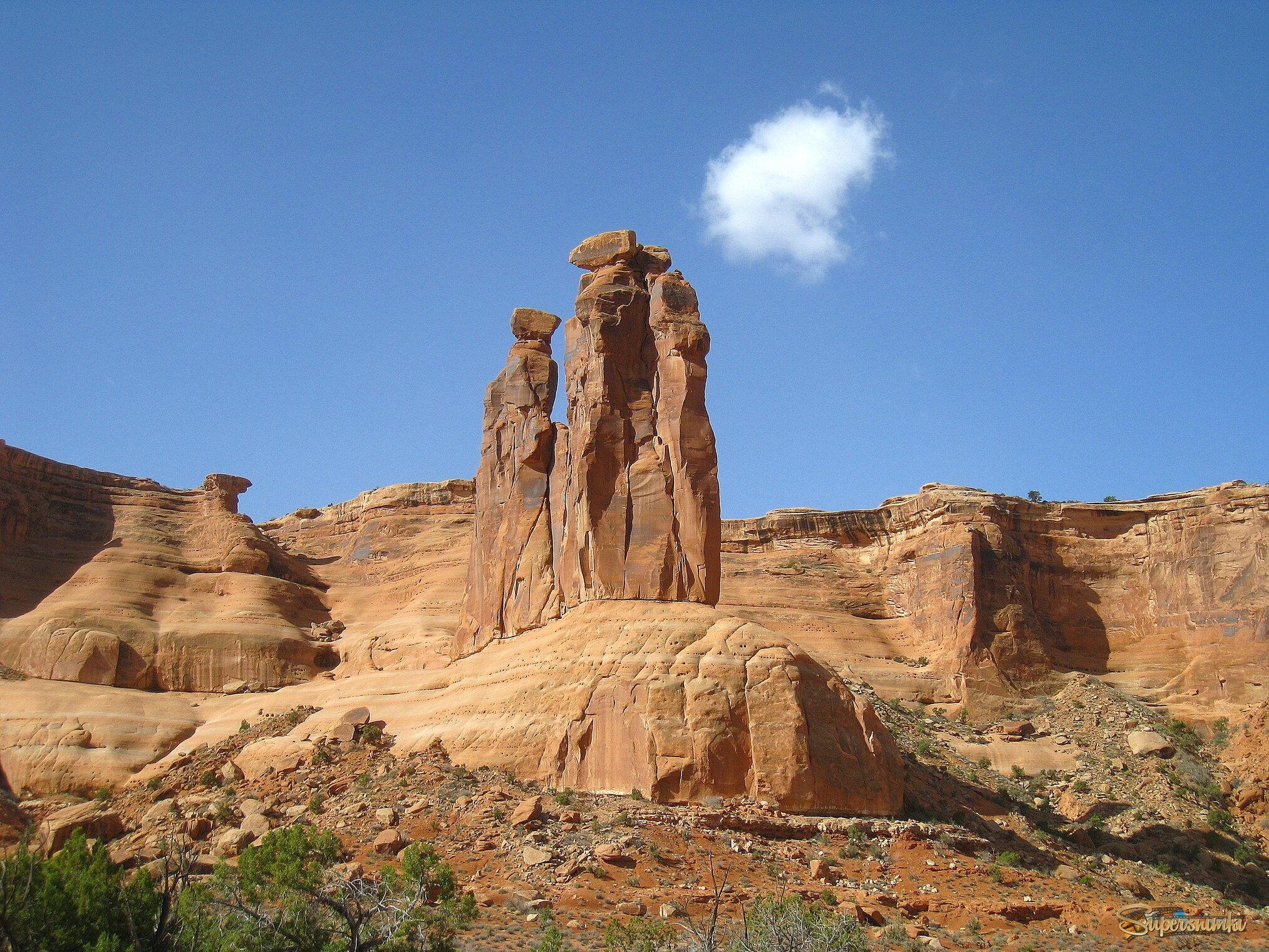 Скалы Рок Тауэр (Rock Tower) в Национальном парке Арчес.