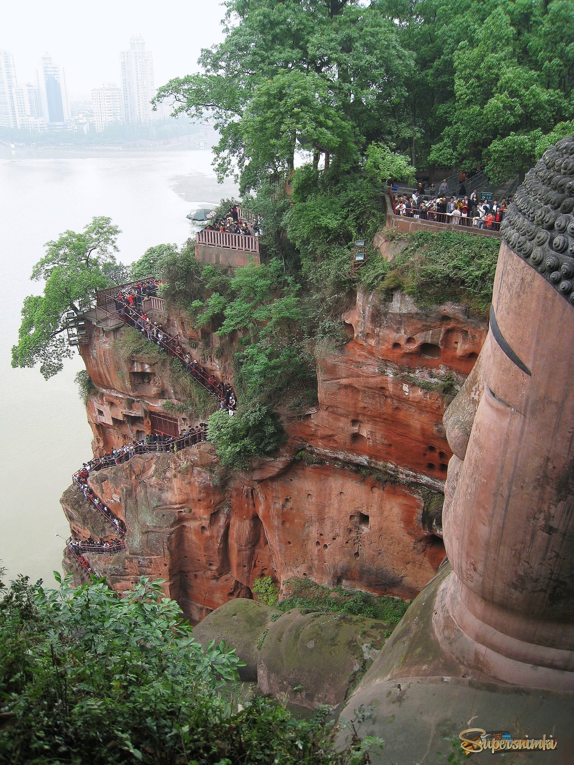 К нему не зарастёт народная тропа!