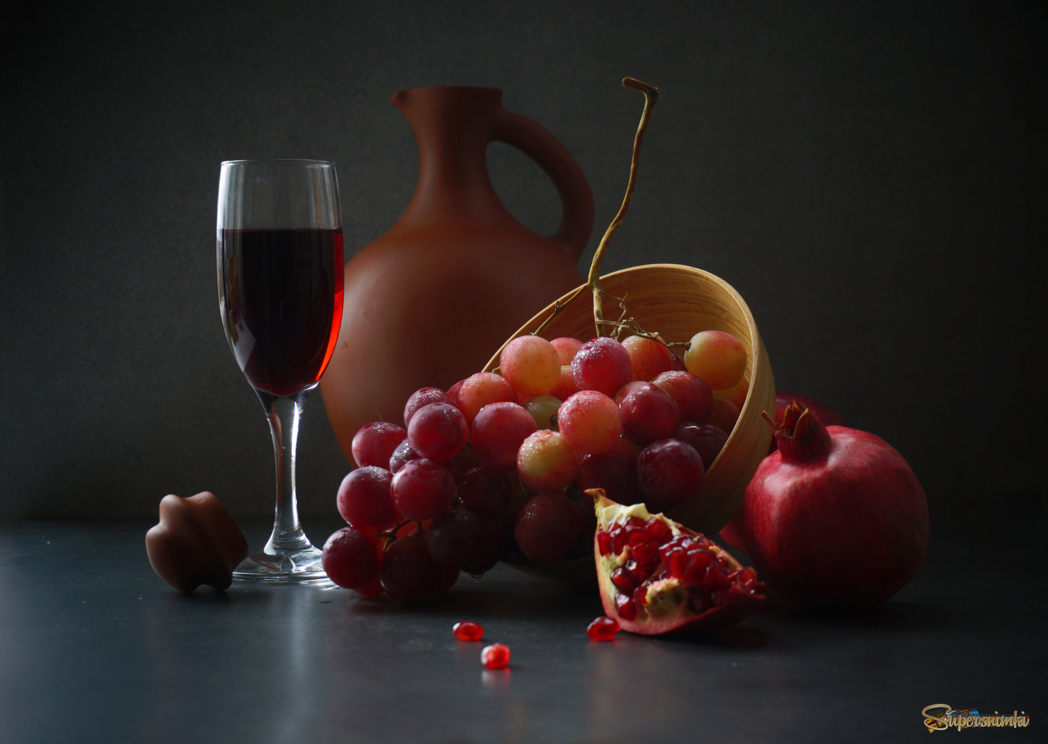 С бокалом вина