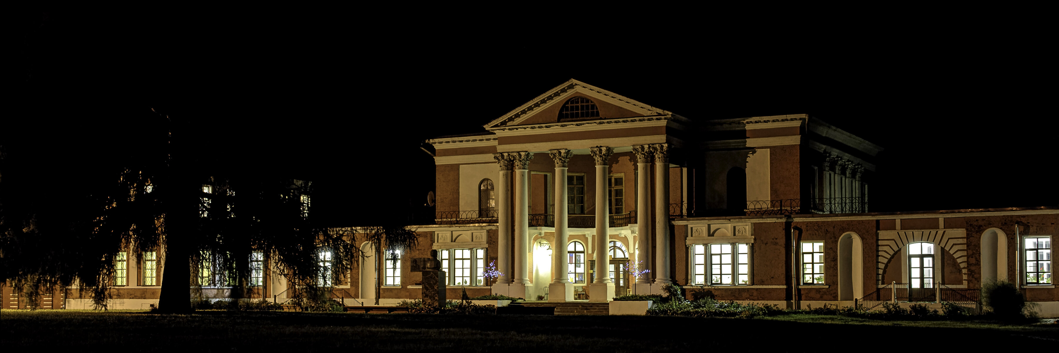 Goncharov estate (night photography)