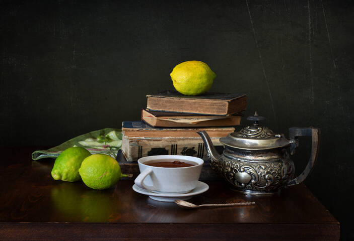 *С белой чашкой чая...