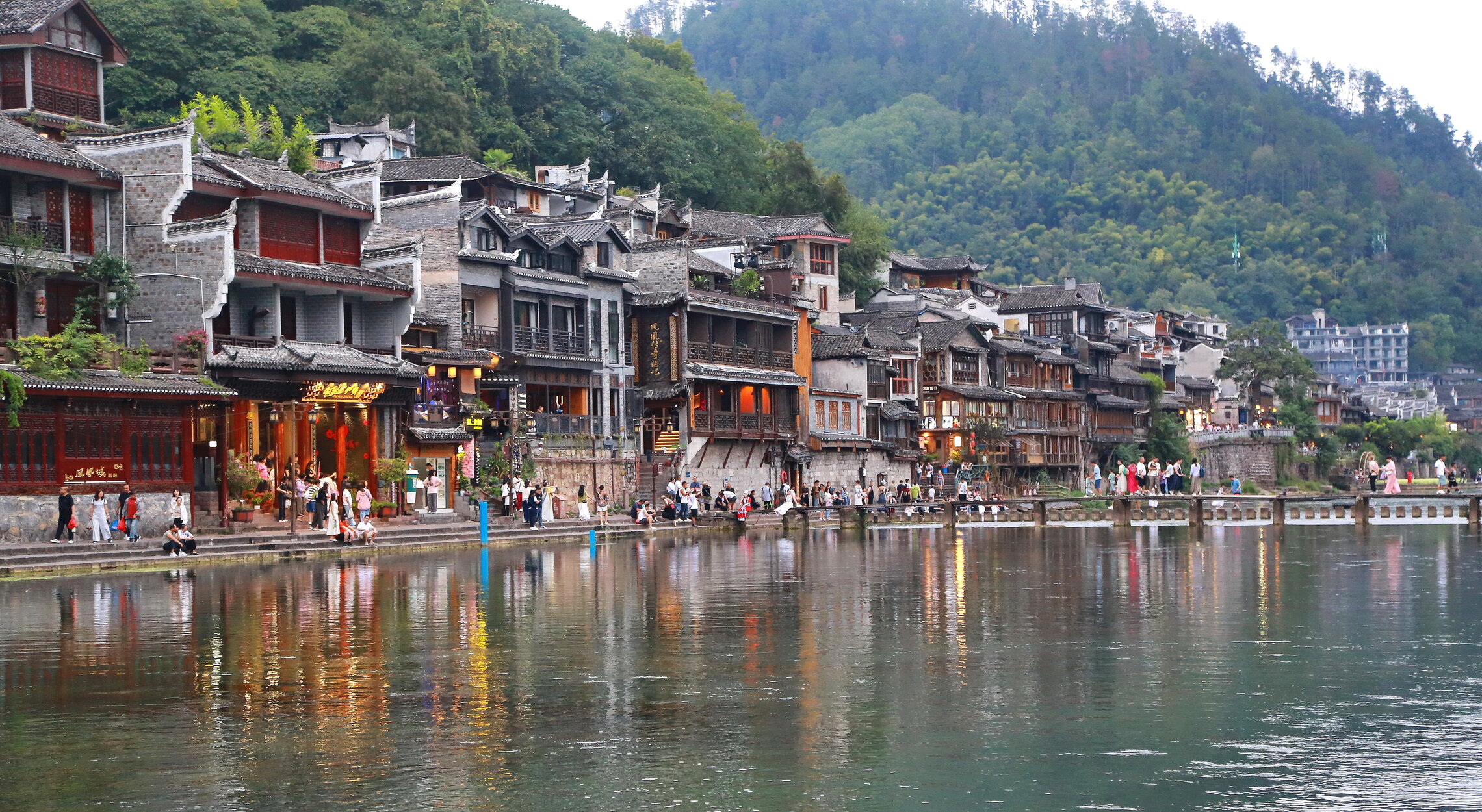 город у реки