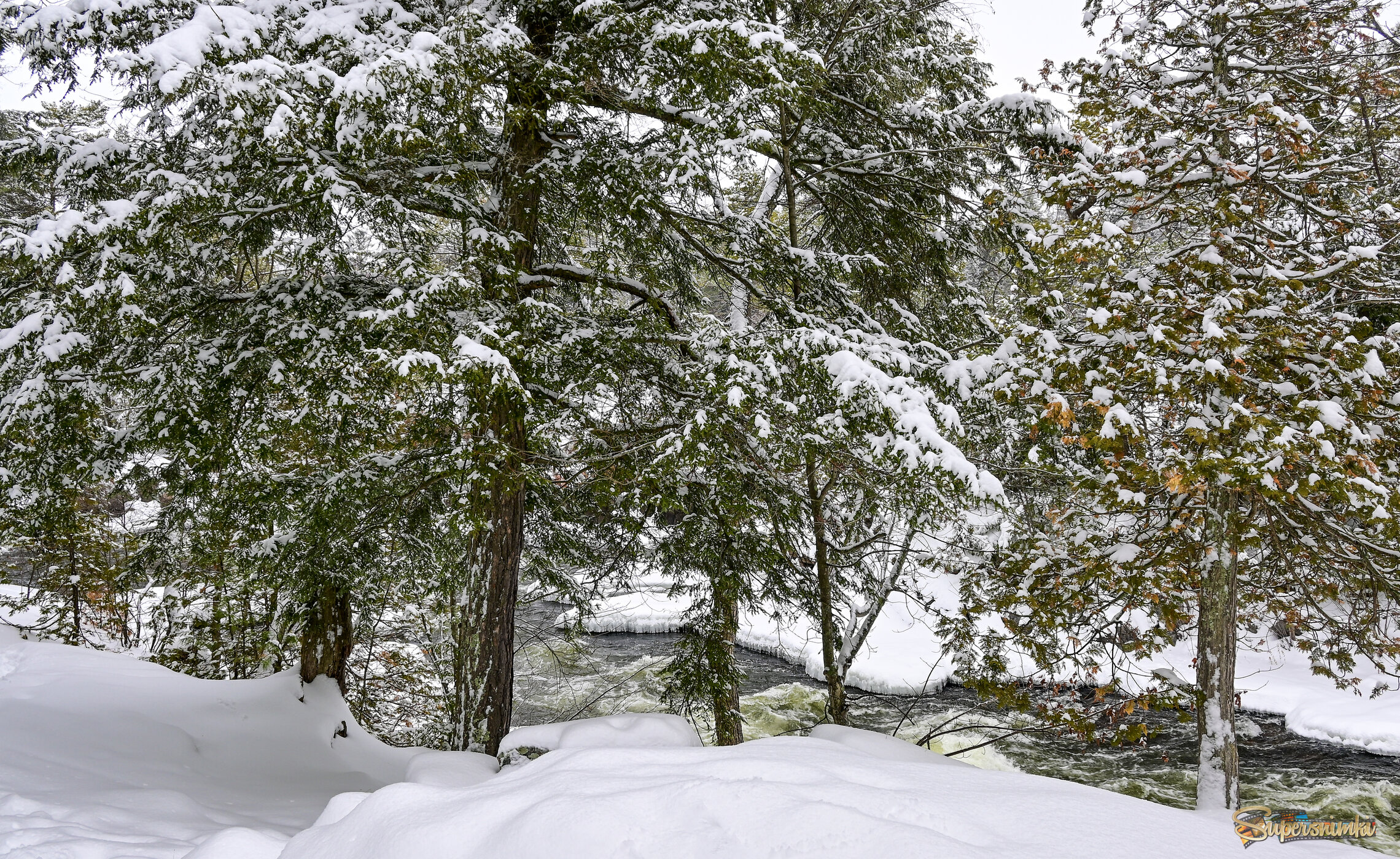 По над клокочущим потоком