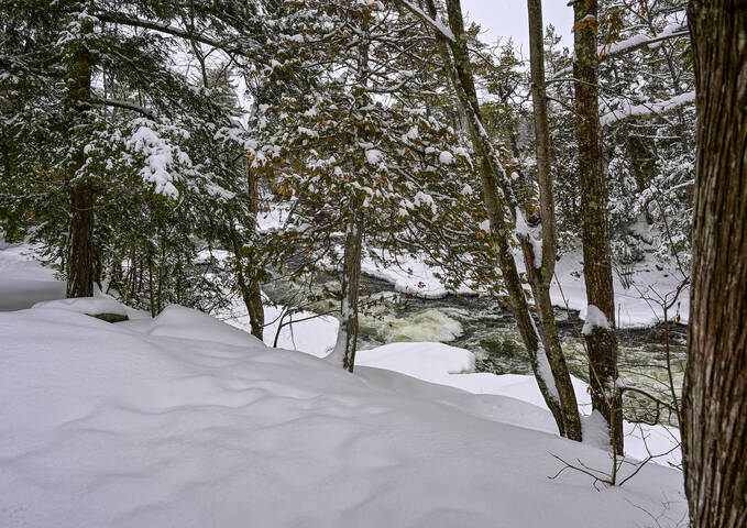 По над клокочущим потоком