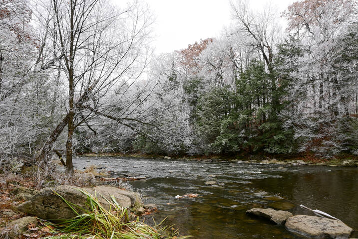 Реки заиндевелый вид