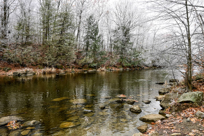 Реки заиндевелый вид
