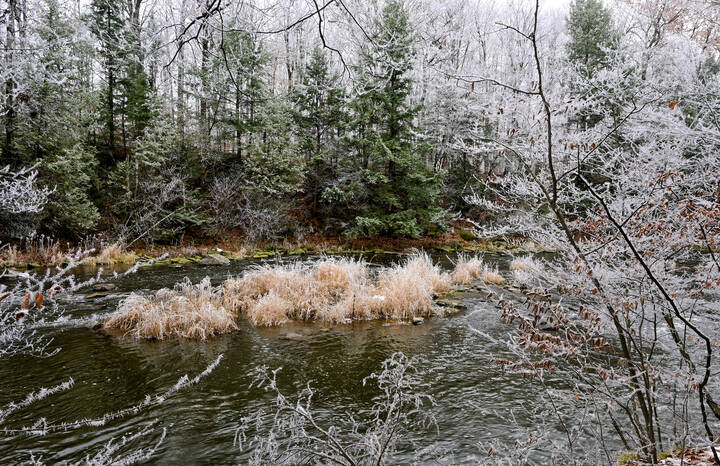 Реки заиндевелый вид