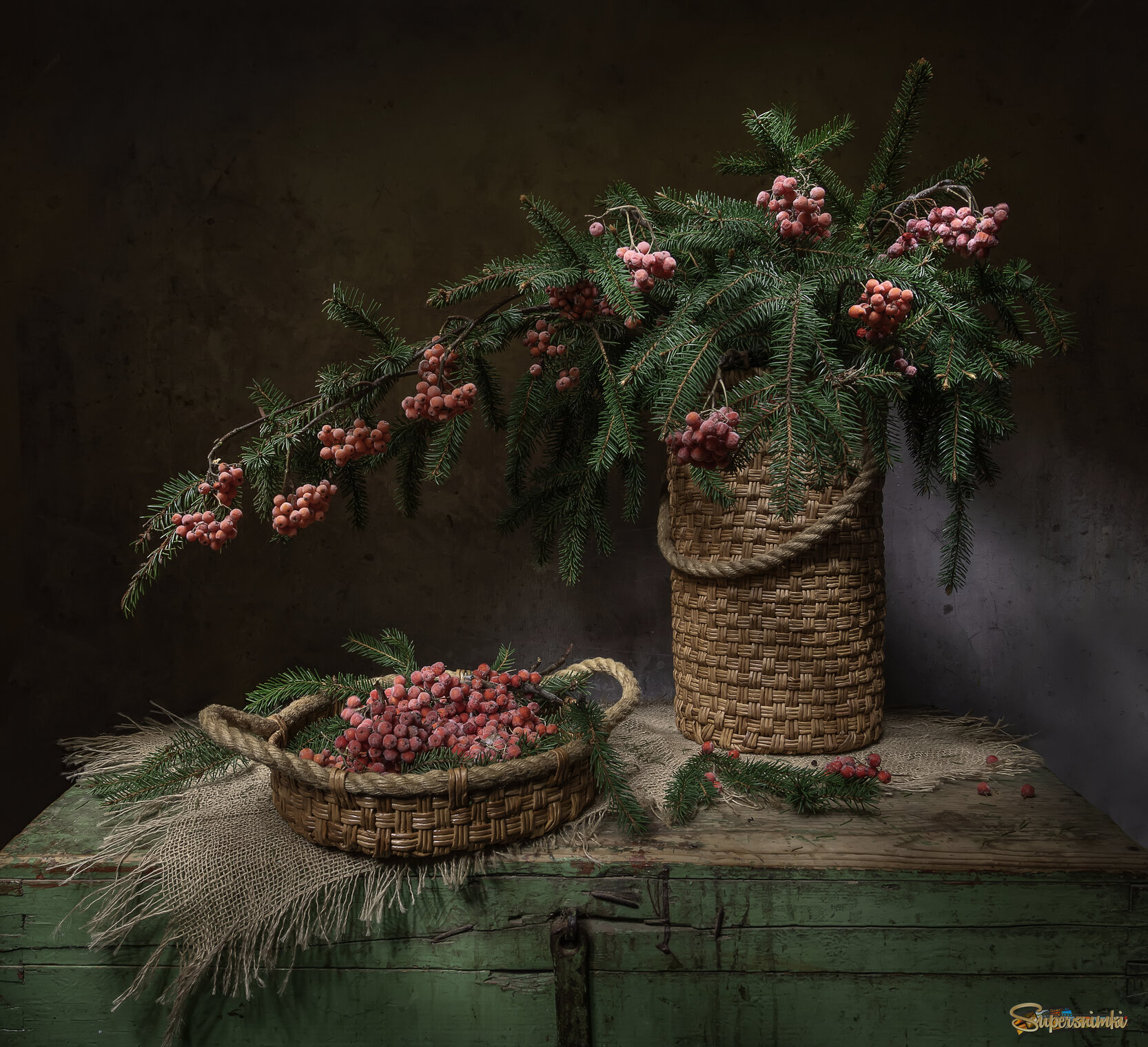 На старом сундуке