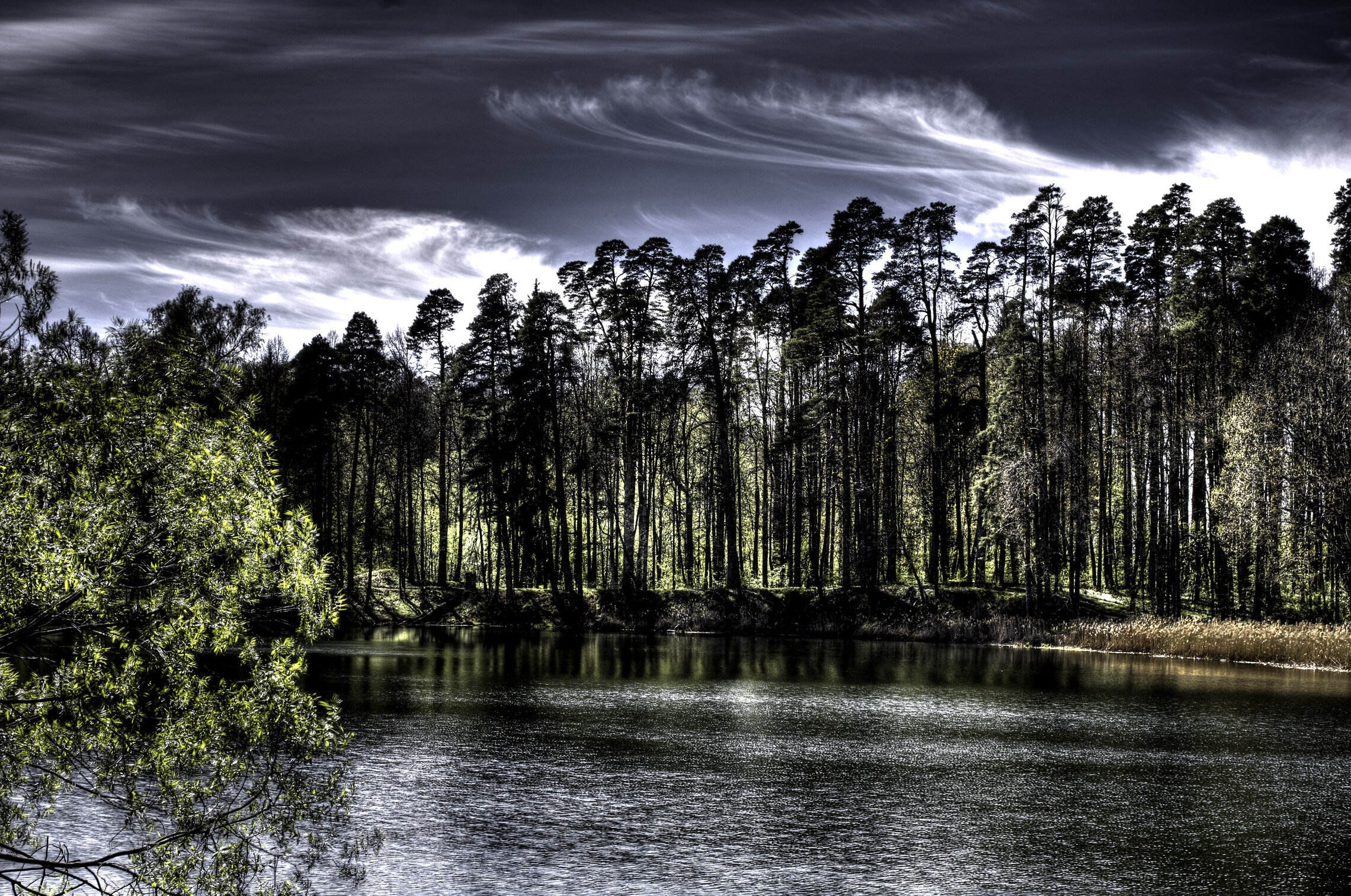 Красный пруд