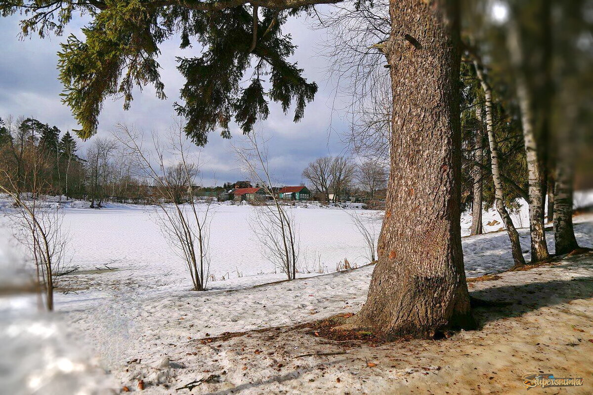 А там, деревня.