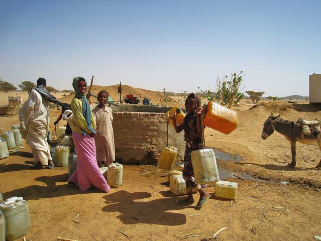 У колодца, в Судане.