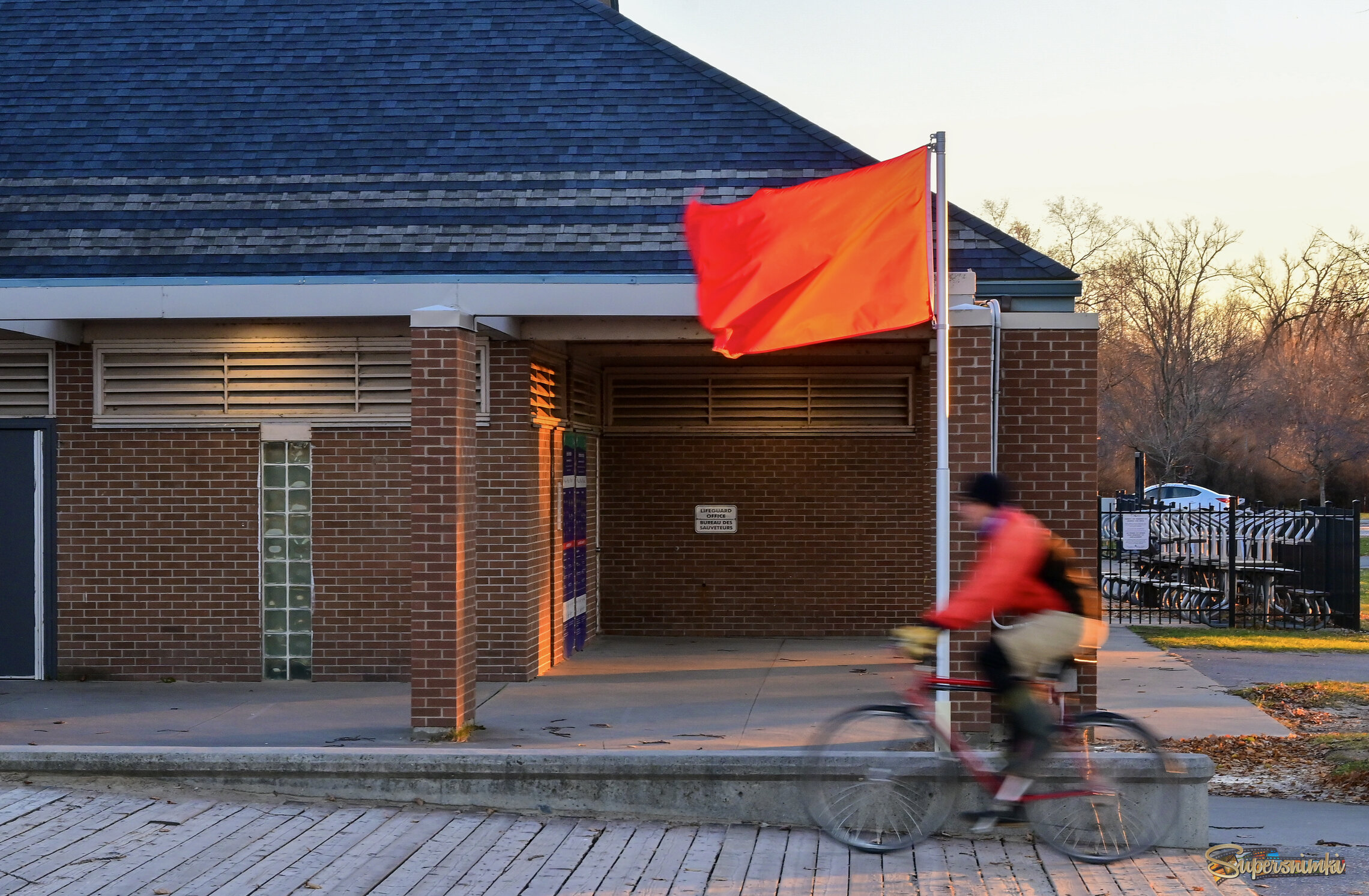 "Есть у нас красный флаг, он на палке белой..."