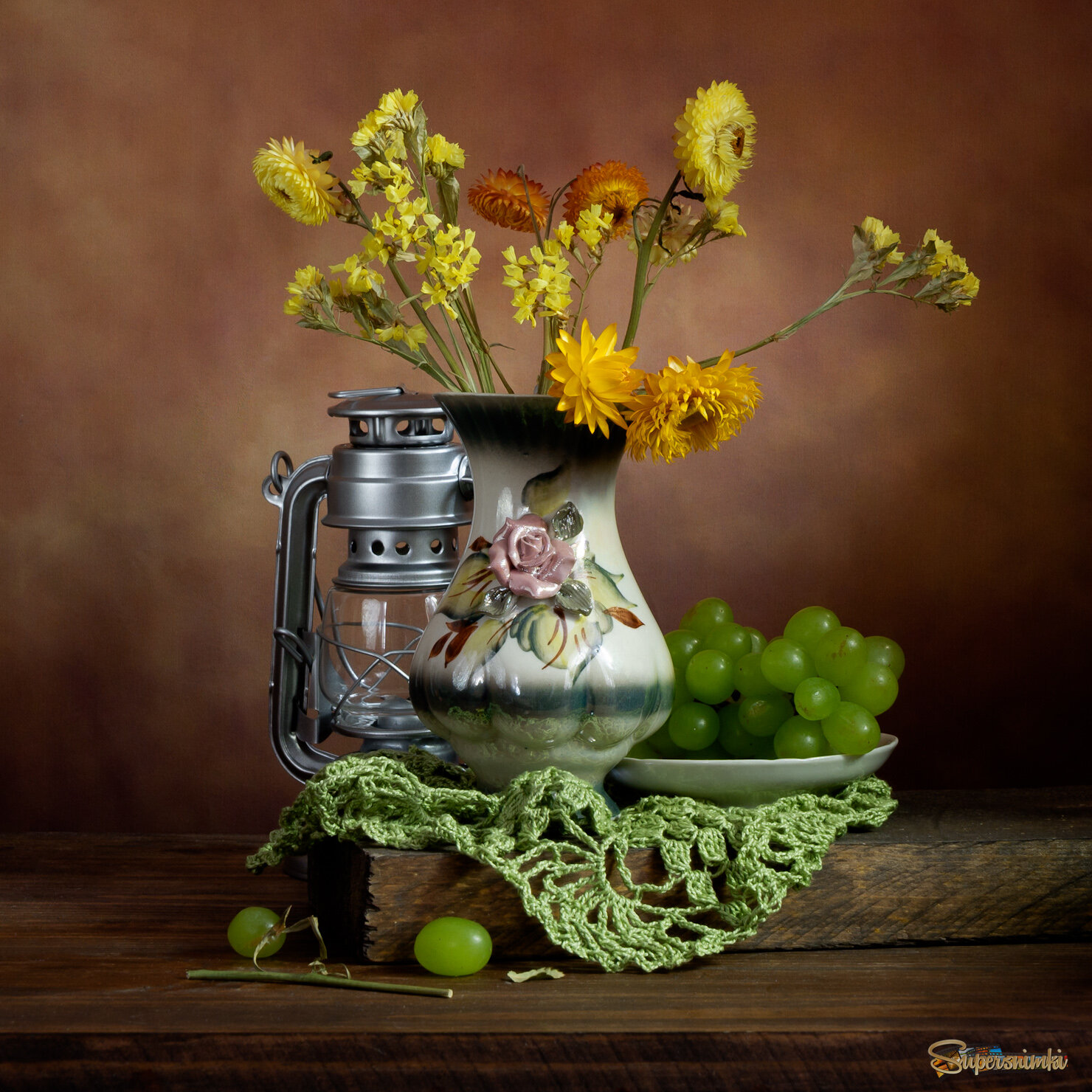 Натюрморт с сухоцветами и зелёным виноградом 