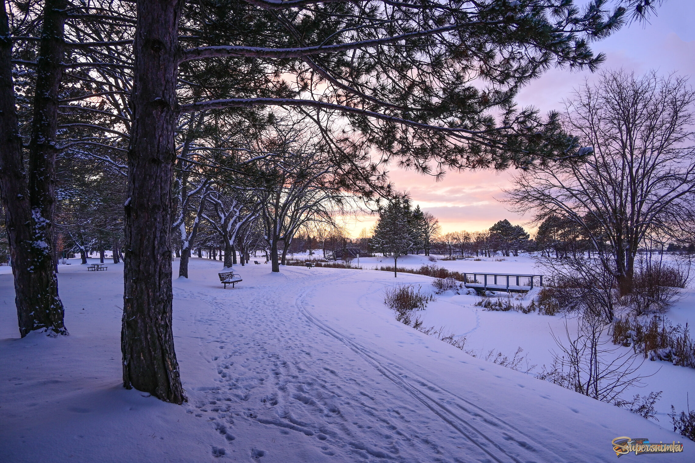Уходит тихо день