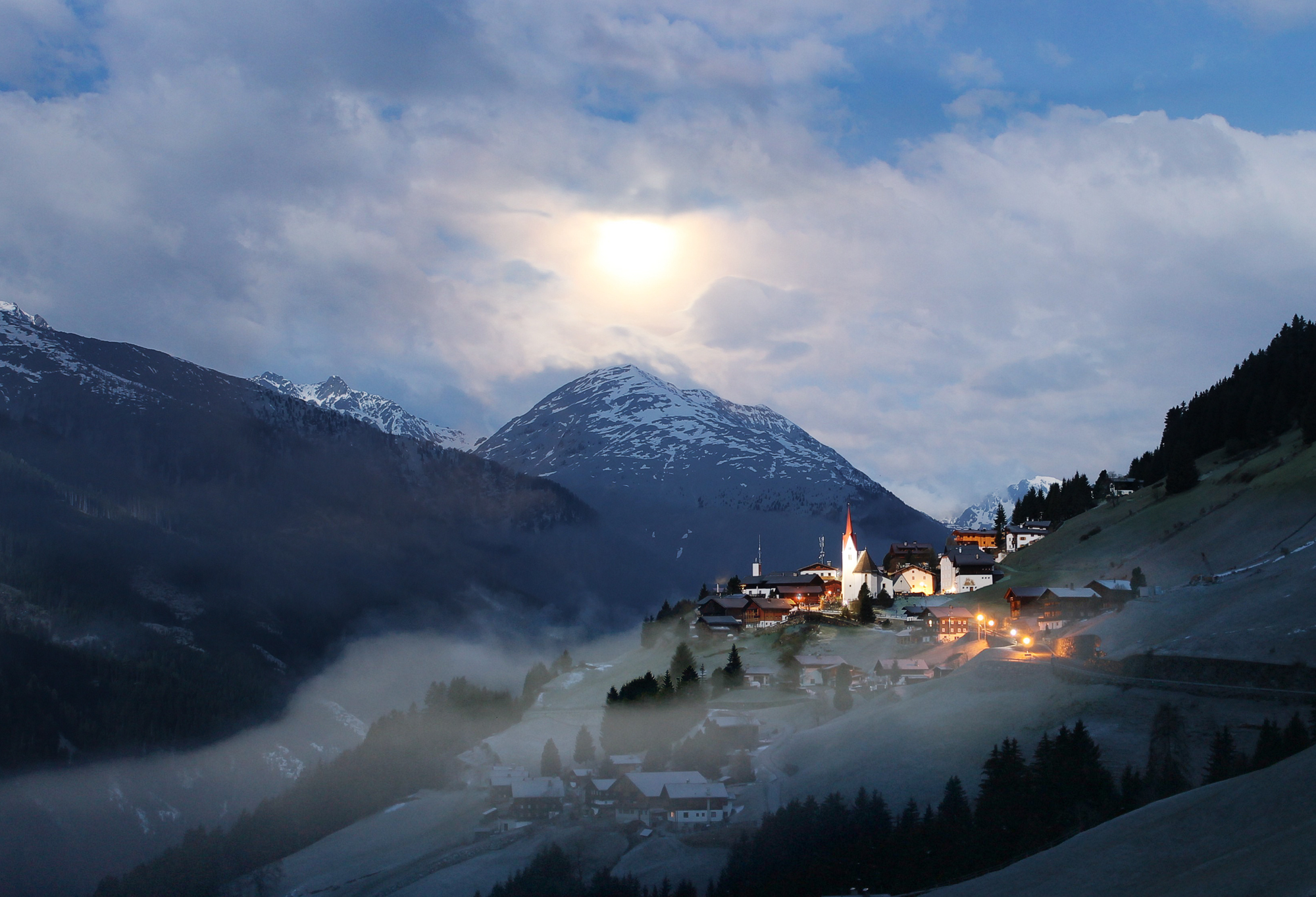 Луна, туман.