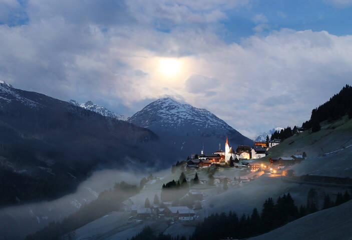 Луна, туман.