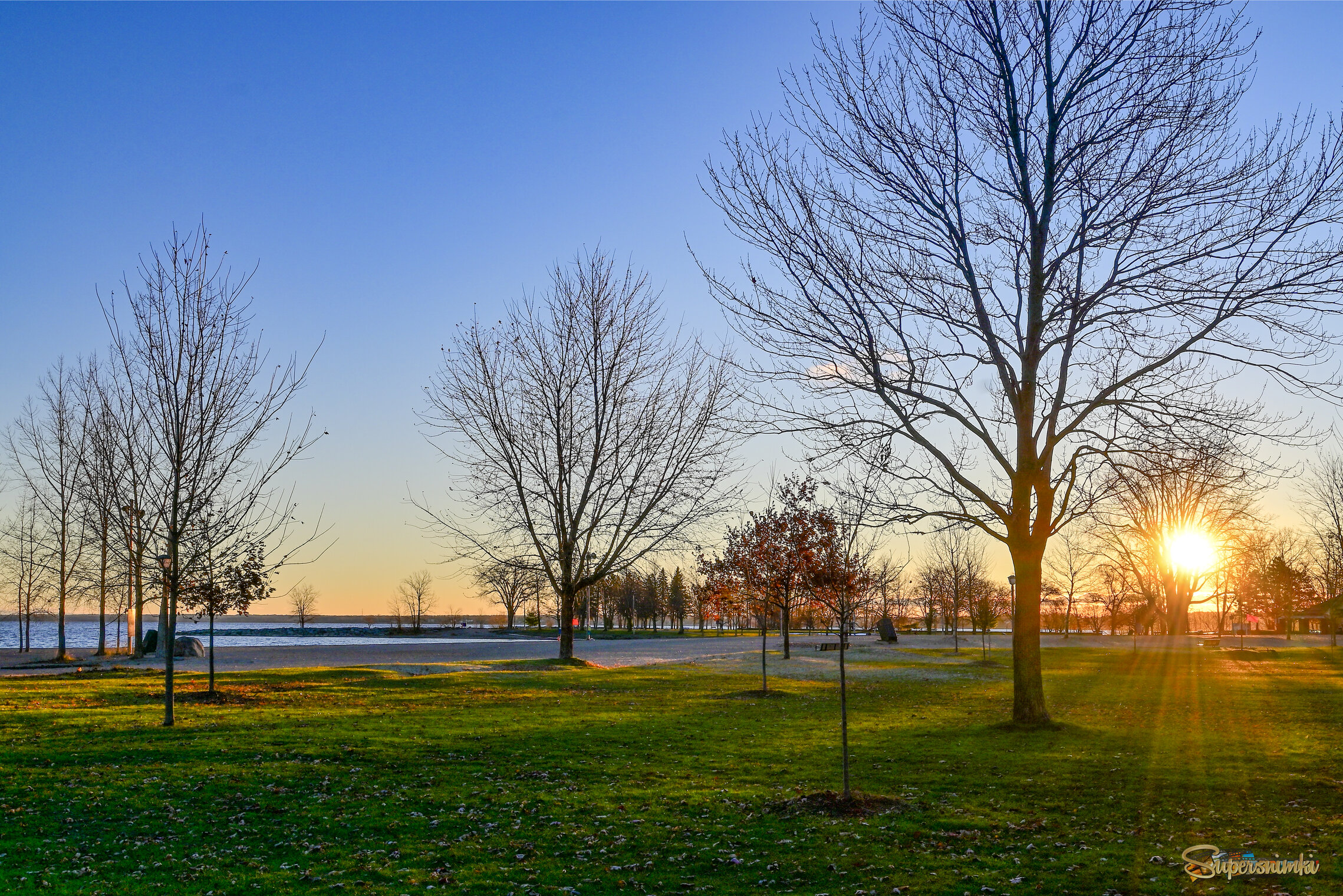 Осень поздняя, река синяя.