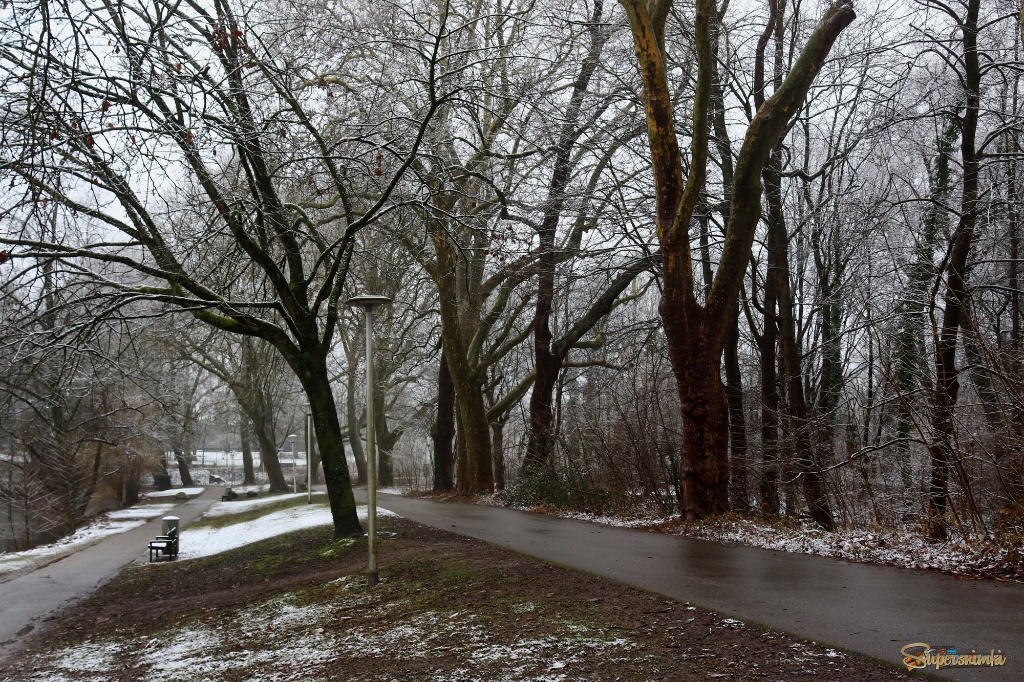 А за окном -- то дождь, то снег