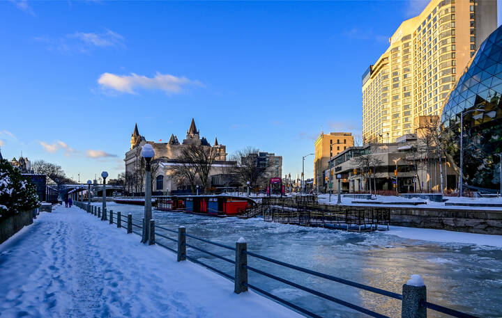 Вдоль замерзшего канала