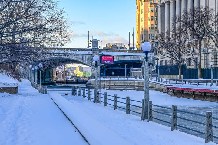 Вдоль замерзшего канала