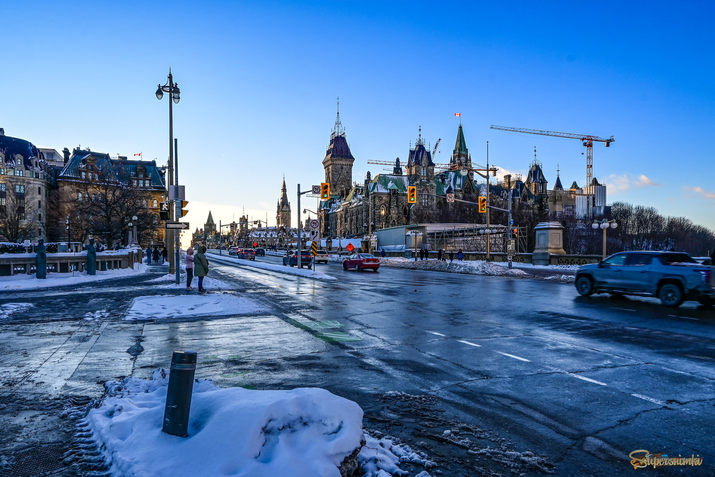 Мокрый от соли асфальт