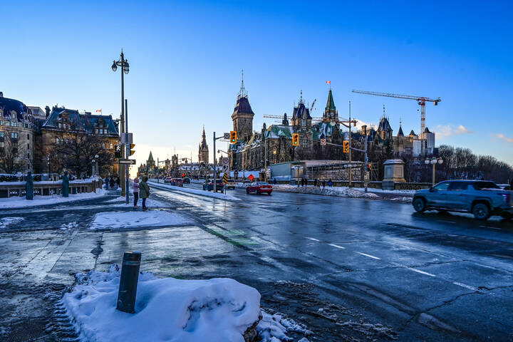 Мокрый от соли асфальт