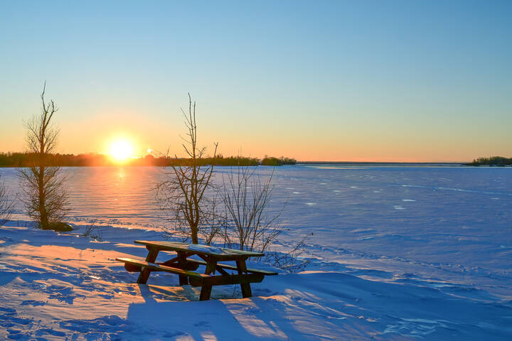 На замершей реке